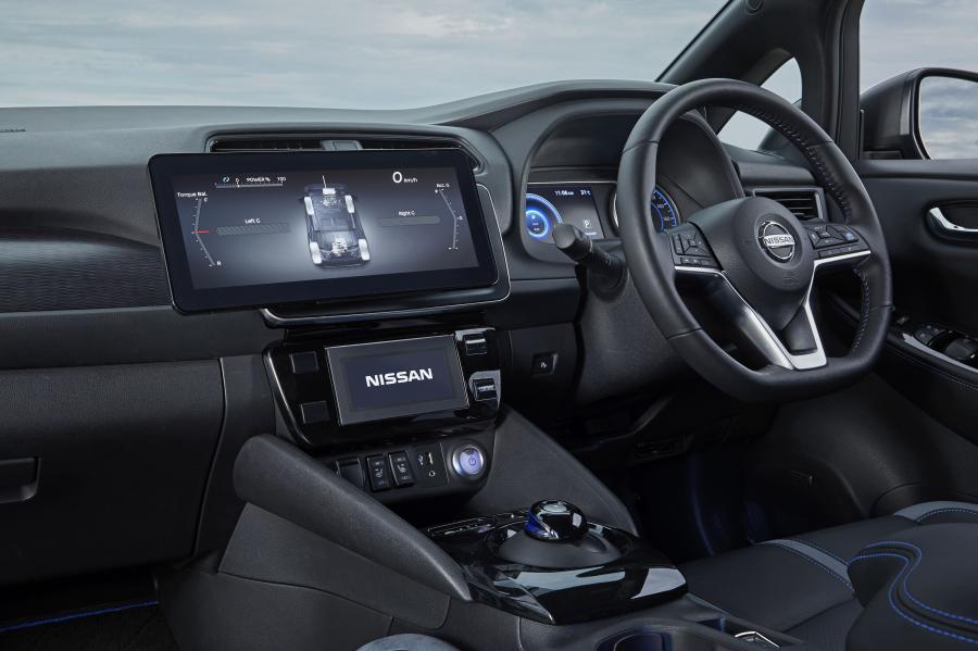 Торпедо Nissan Leaf All-Wheel-Control Test Сar 2019 года  (фото 10 из 19)